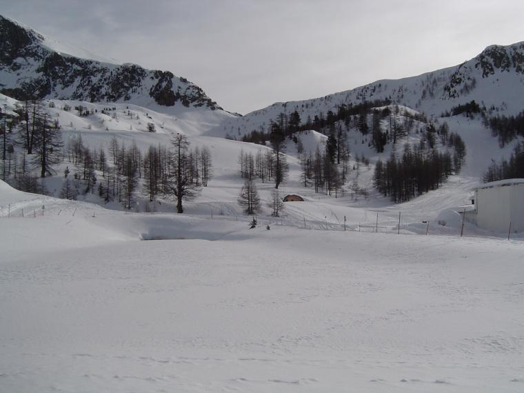 Isola 2000 - Janvier 2008 - l'usine  neige - en arriere plan la retenue collinaire - 